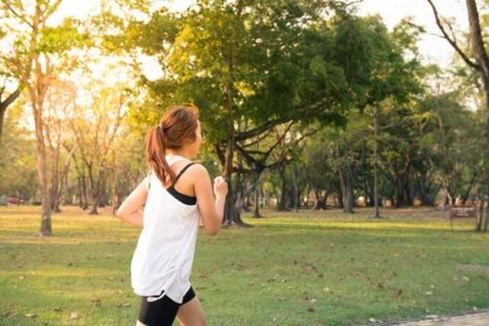 公園でランニングするBMIと体脂肪率が気になる女性