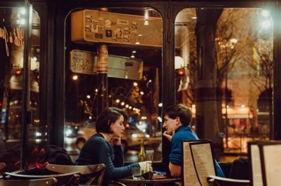東京冬デートにおすすめのレストランで食事する2人