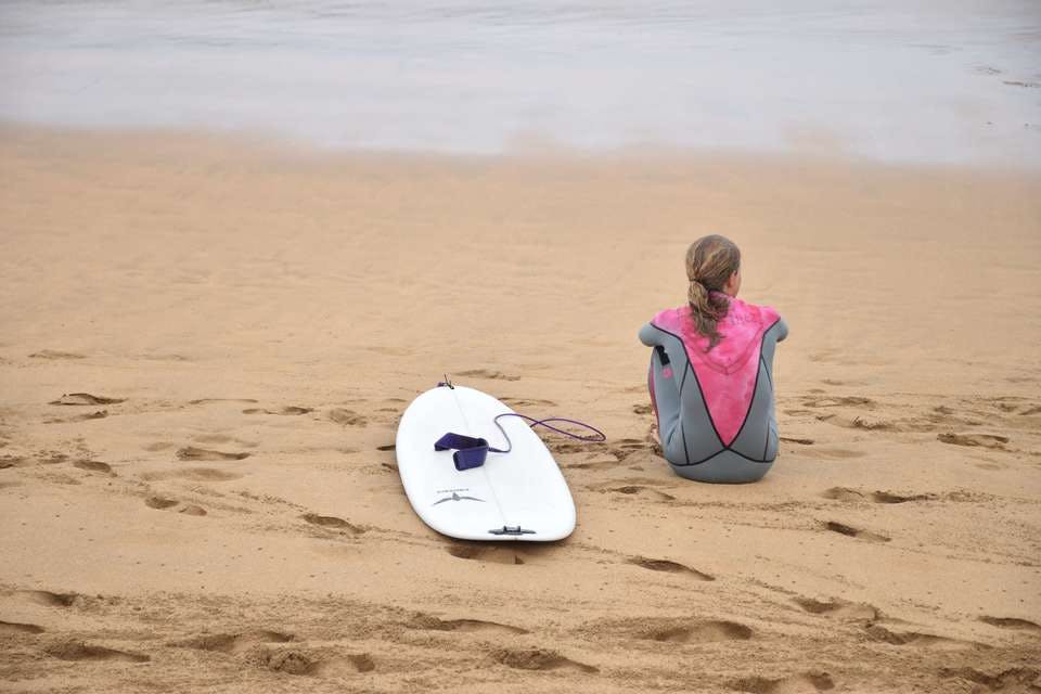 休日で暇な時は趣味のサーフィンを楽しむ女性