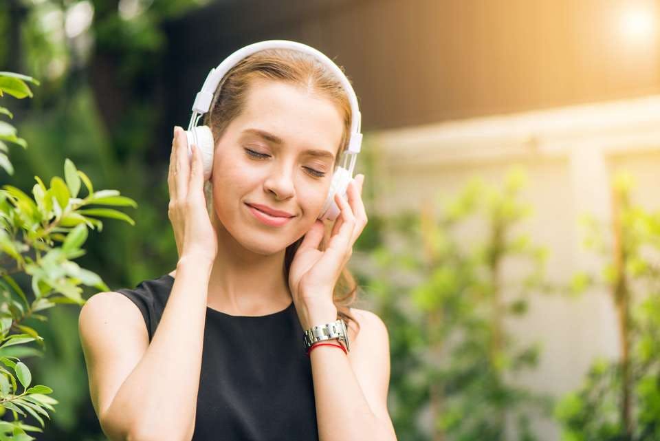 音楽を聴く純粋な女性