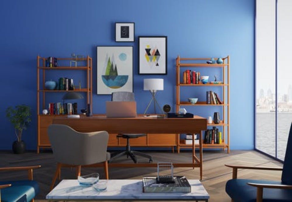 青色の壁と落ち着いた色合いの家具