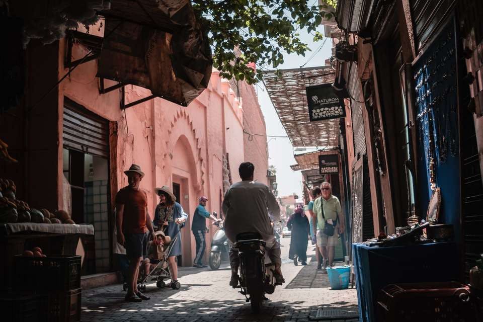 モロッコでバイクに乗る人