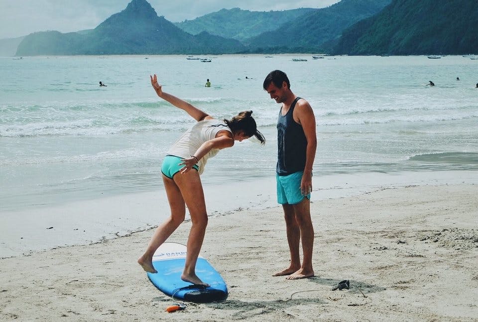 既婚者の男女の友情が育まれた二人がビーチで遊ぶ