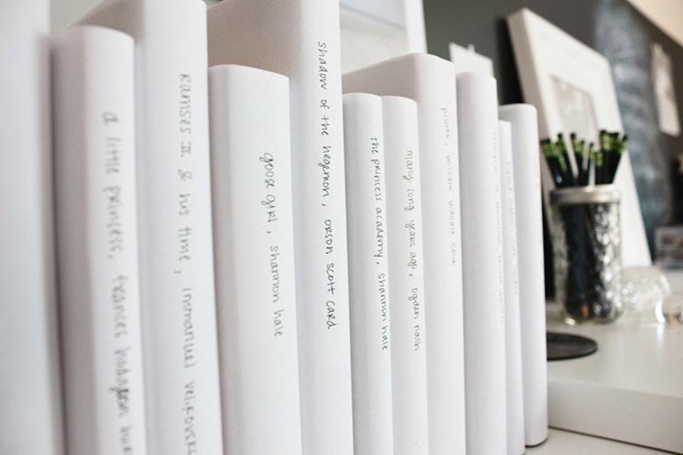 白い表紙の本が並んでいる机