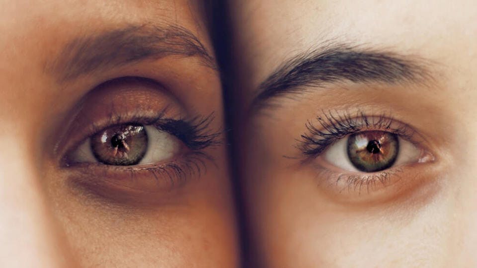 二人の女性の目