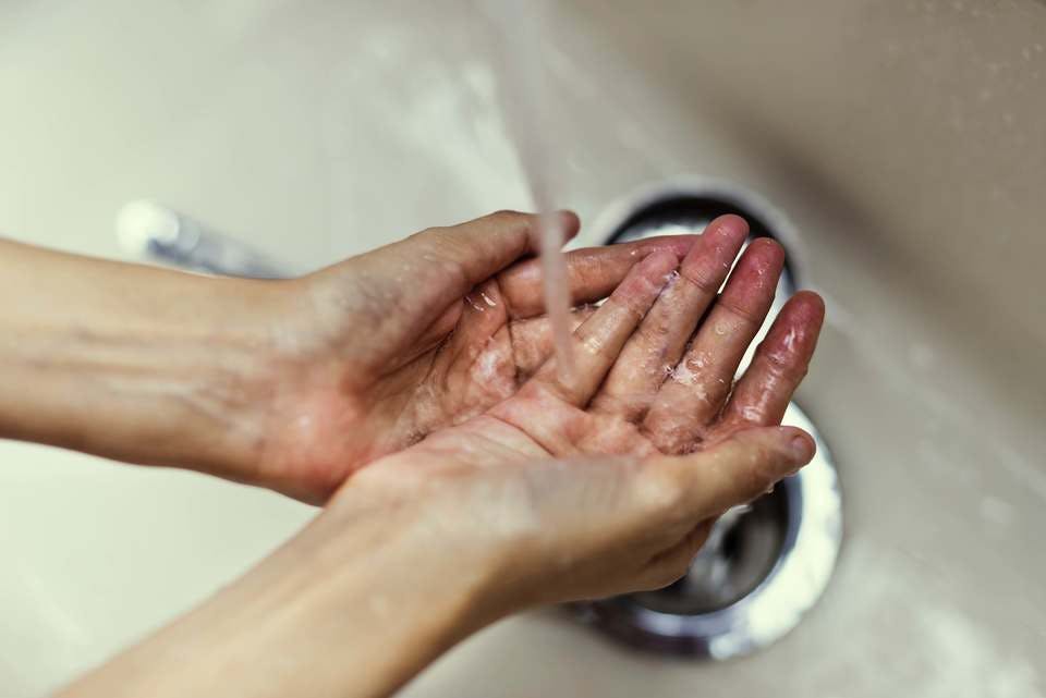 手を洗っている人