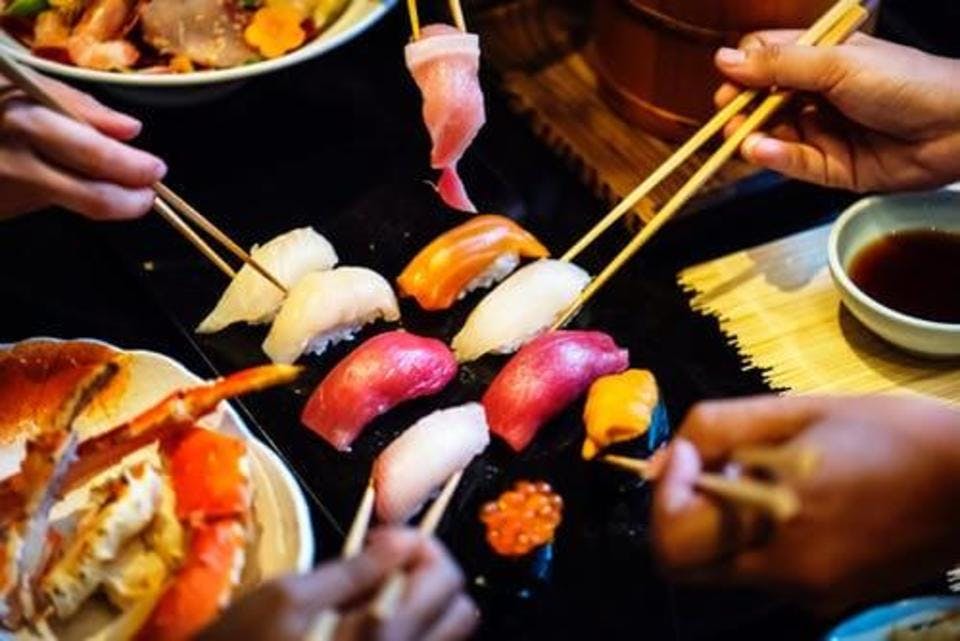 東京のお寿司食べ放題でお寿司を食べる人たち