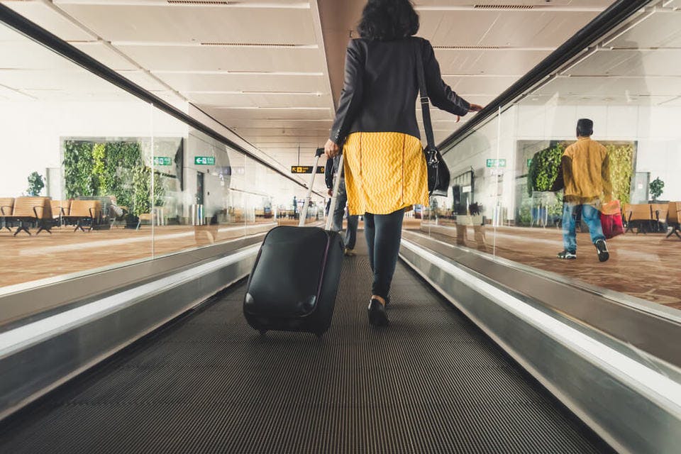 スーツケースを持つ女性