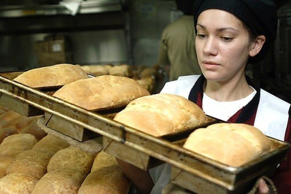 パンを焼くパン屋のオーナー