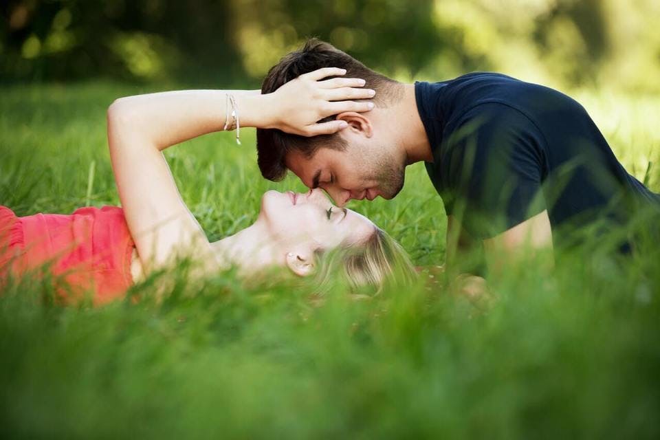 公園で付き合いたての彼氏とキスをする女性