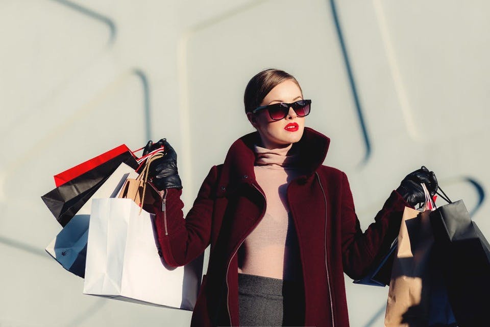 ブラックフライデーセールで買い物をしているサングラスの女性