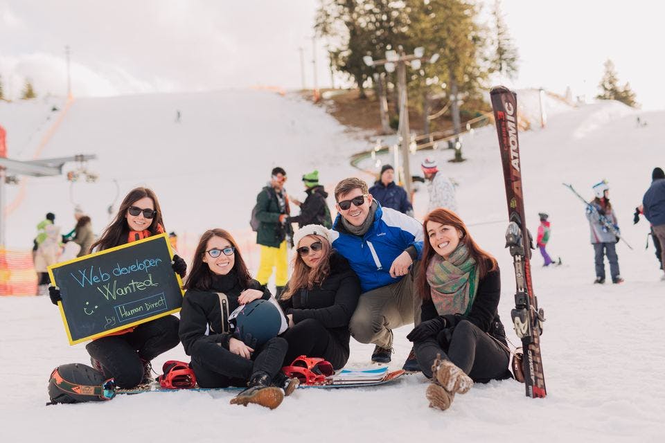 スキーで集まる社交的な女性