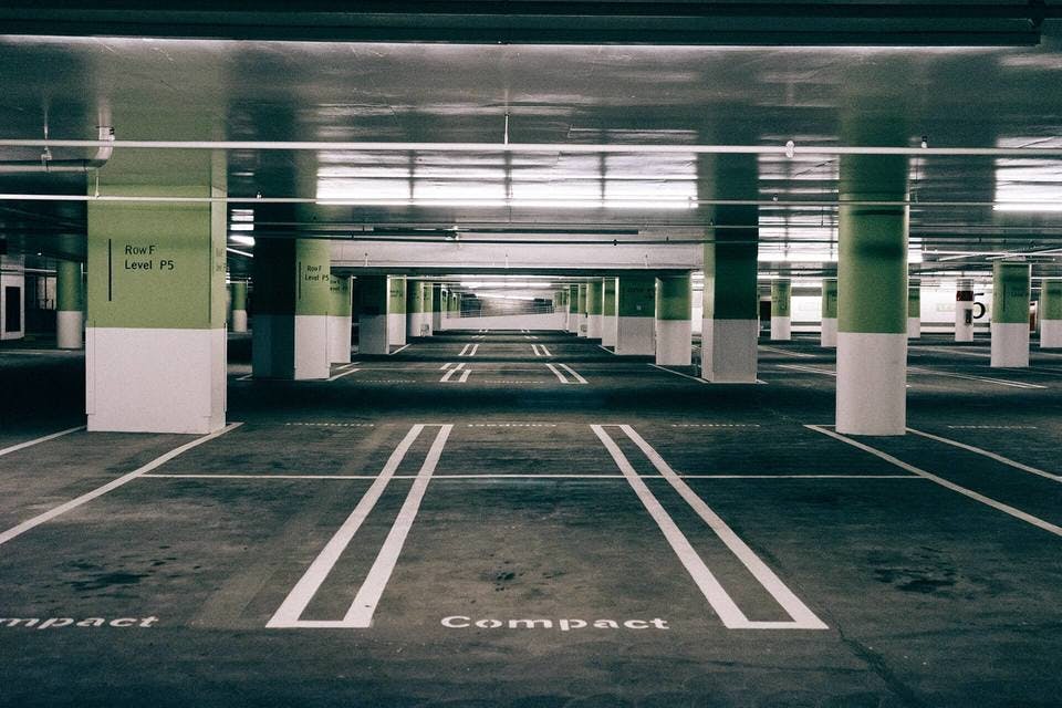 緑色が映える駐車場
