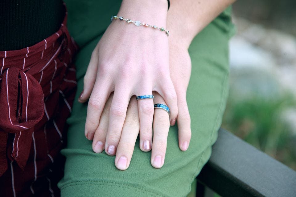 結婚指輪をしている二人の手