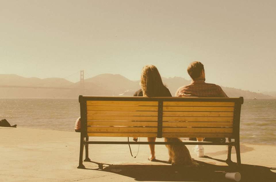 恋愛を長続きさせたい二人がベンチに座る