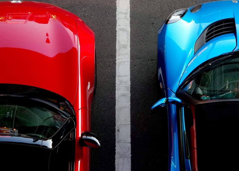 赤と青の車