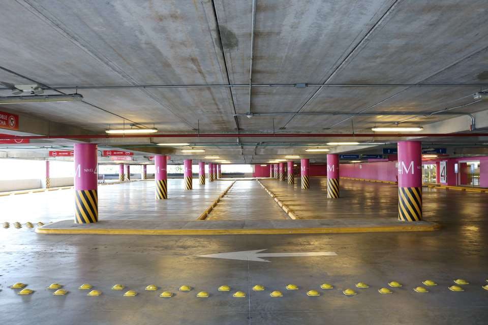 ピンクが映える駐車場