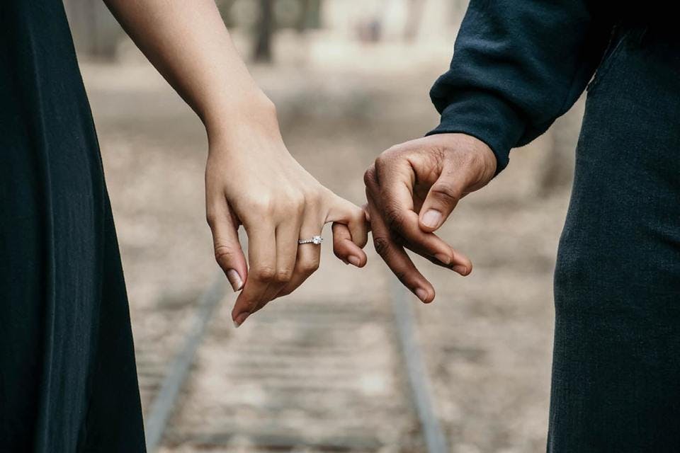 手を繋ぐカップル