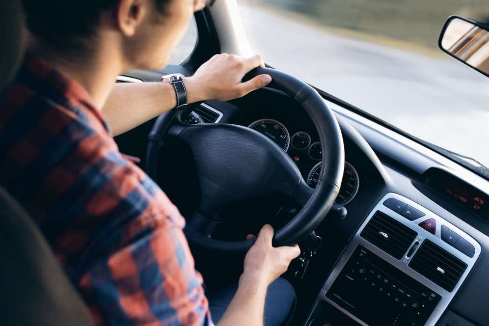 コストコ新三郷へと車を走らせる人