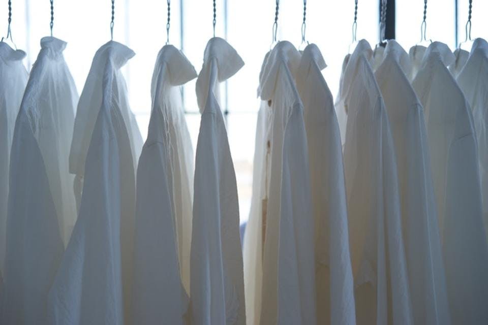 白いシャツがかけられた洗濯ハンガー