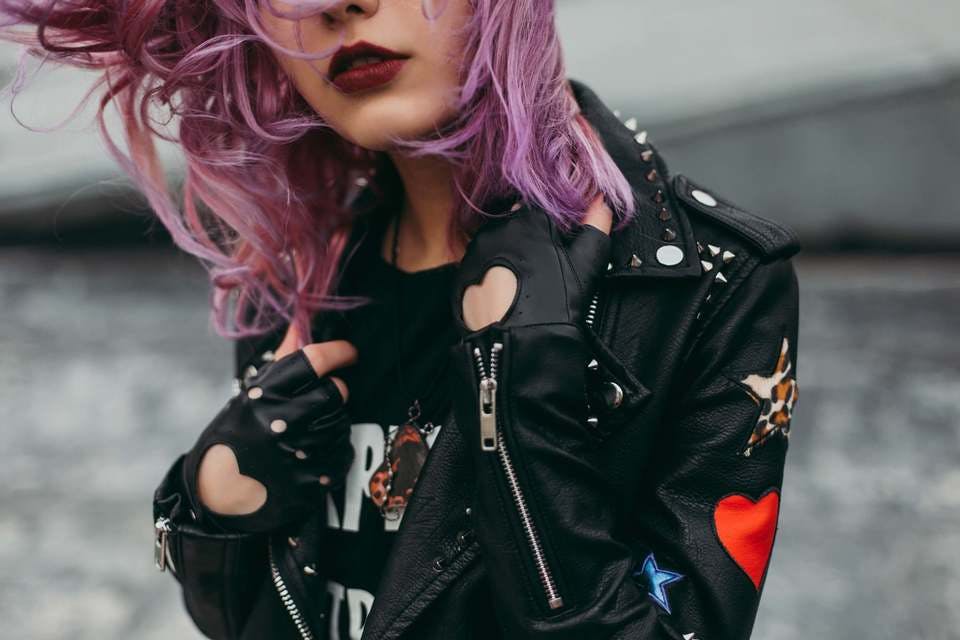 紫系統のベイクドカラーを取り入れたヘアスタイルのパンクな女性