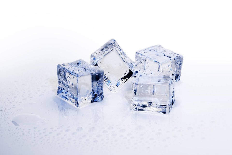 Large ice cubes 3506782 1920
