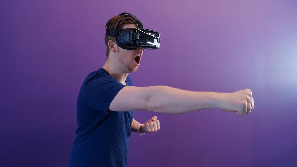 VRを体験する男性