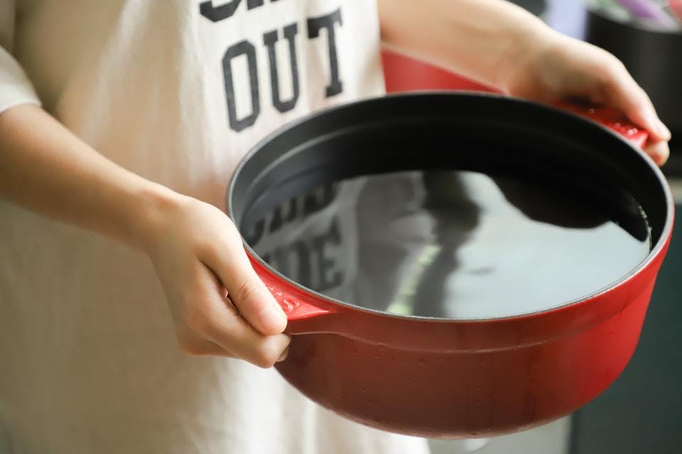 カレー　鍋と水