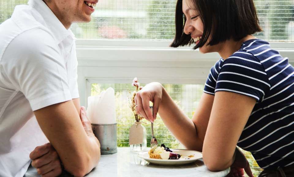 淡路島のインスタ映えスポットで食事デートをするカップル