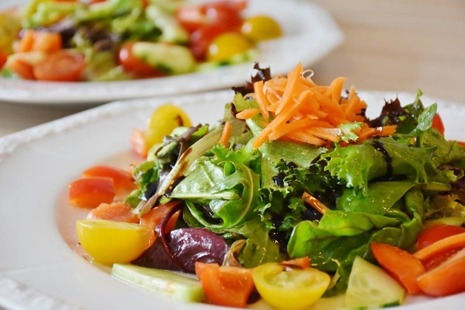 彩りが良い野菜たっぷりの簡単サラダランチ