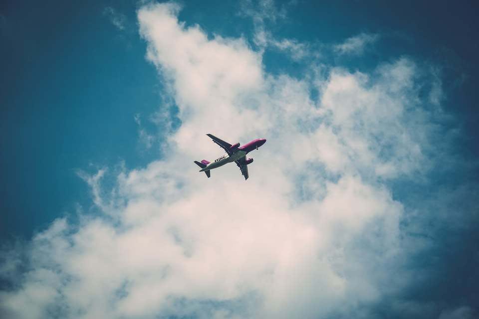 空を飛ぶ飛行機