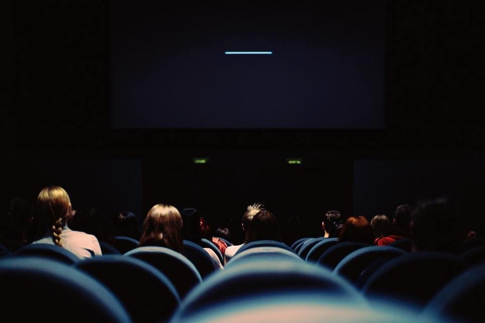 映画館でジャパニーズホラーを鑑賞する人たち