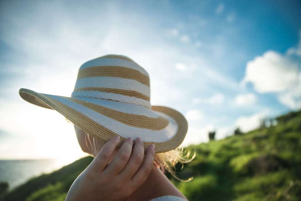 夏の帽子コーデをする女性