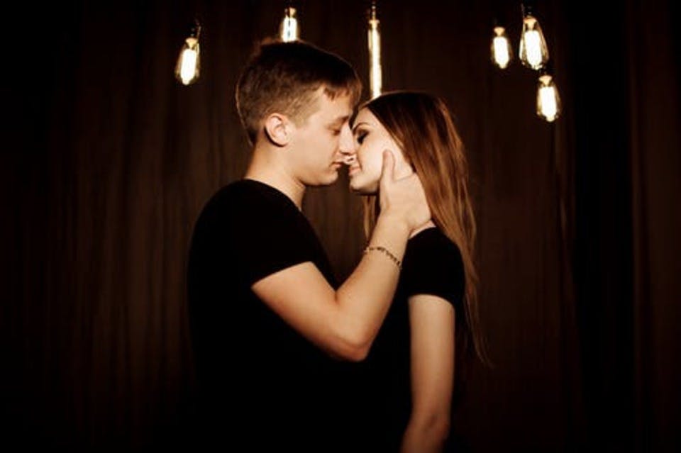 ランプの中初めてのキスをする男女