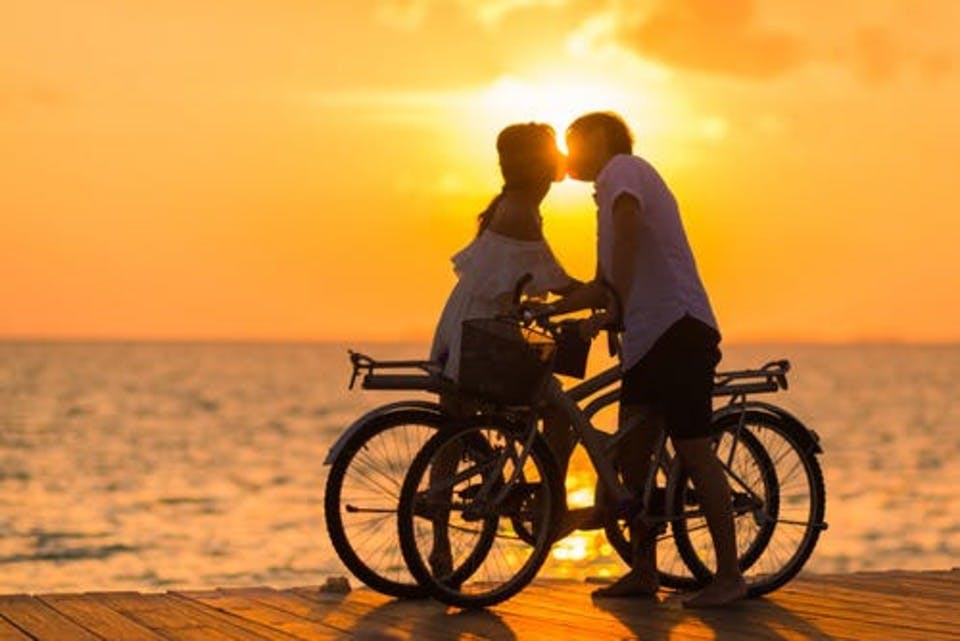 自転車で初めてのキスをする男女