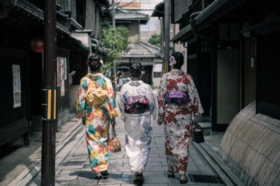京都を観光する人
