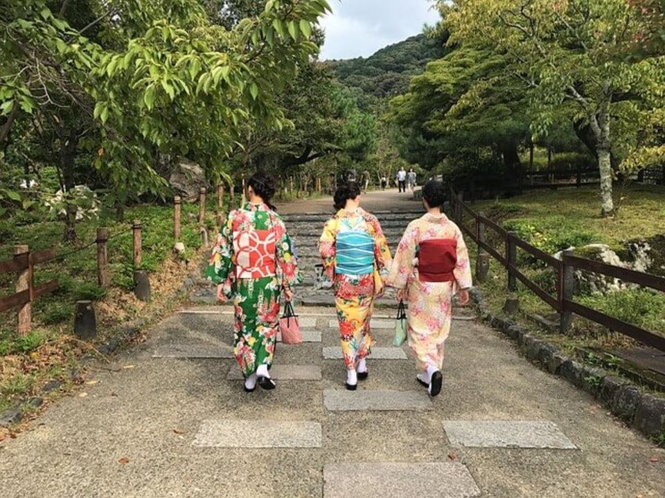 京都の公園で暇つぶしをする女性たち