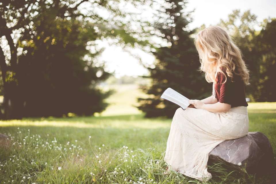 胆力を鍛えるために読書をする女性