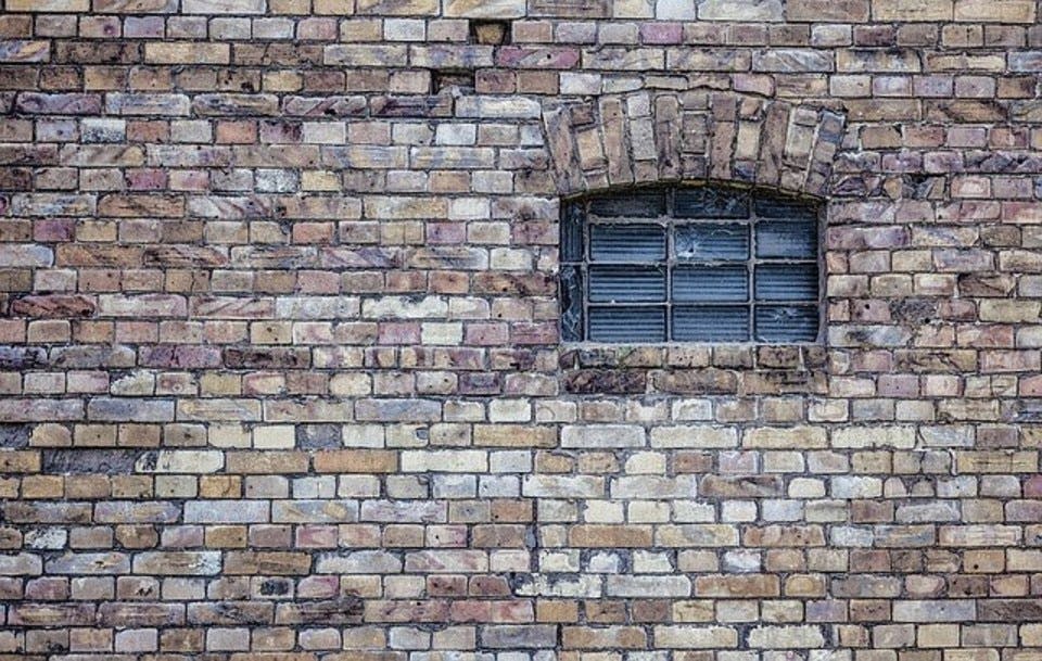 レンガの壁と小窓