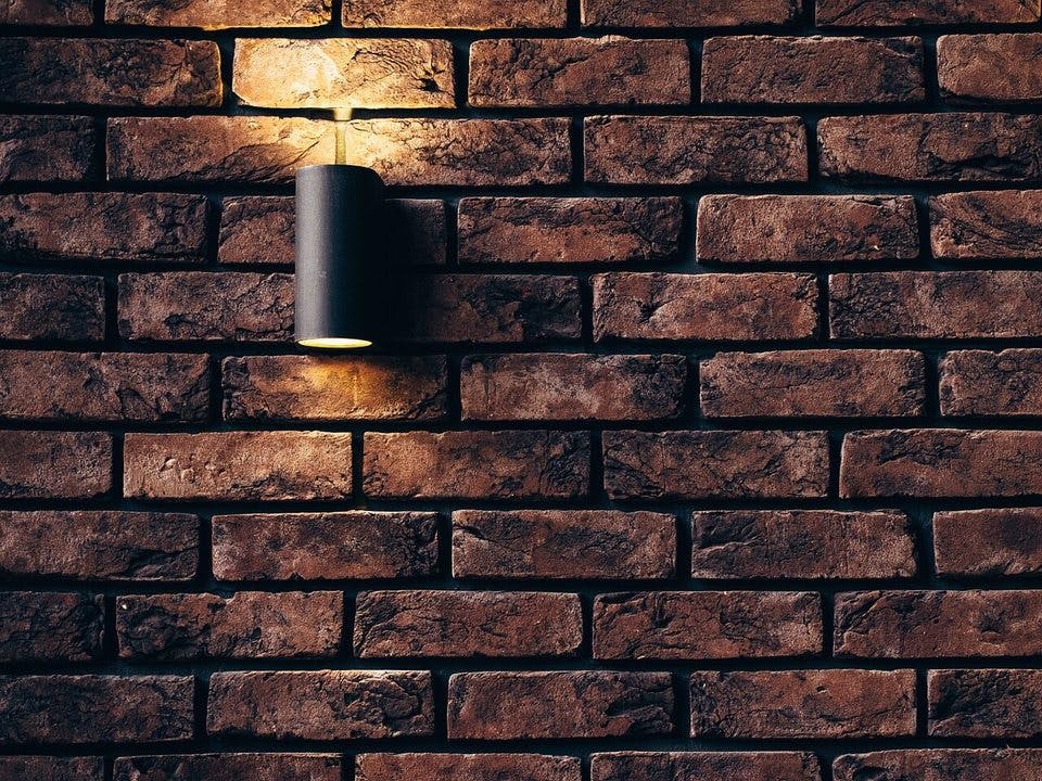 壁にDIYした照明
