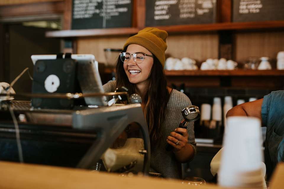 カフェで立ち仕事中の女性