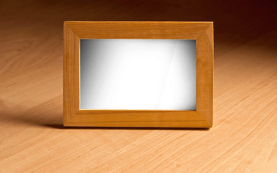 木枠のフレームに100均の窓目隠しシートを貼ったイメージ
