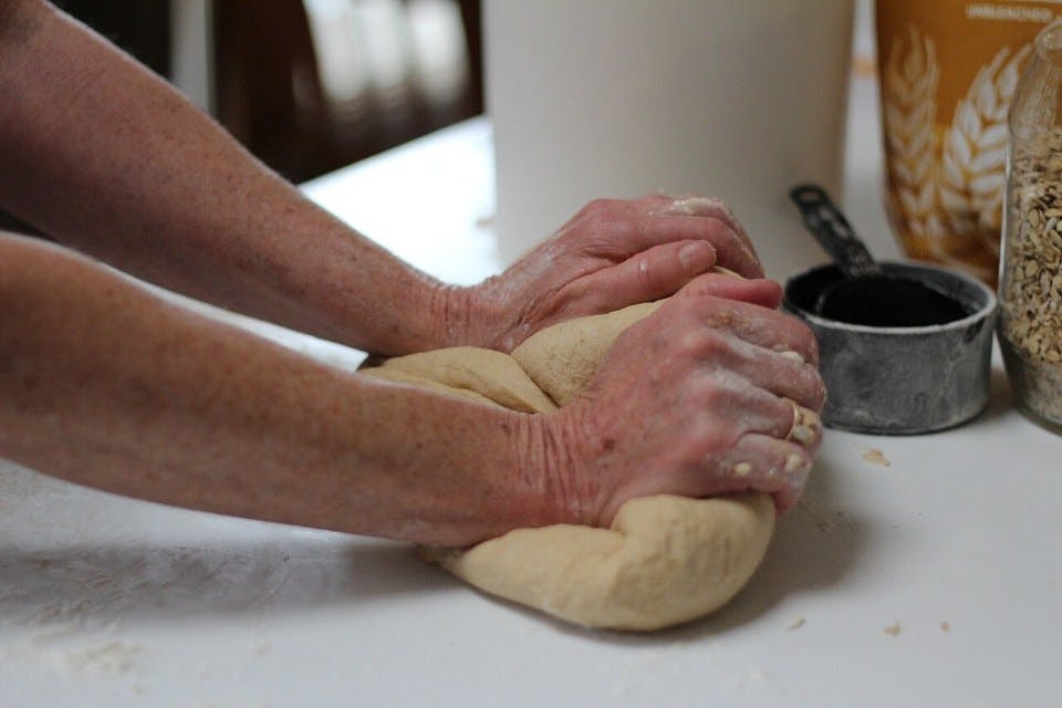冷蔵庫で発酵させるパンを作っているところ