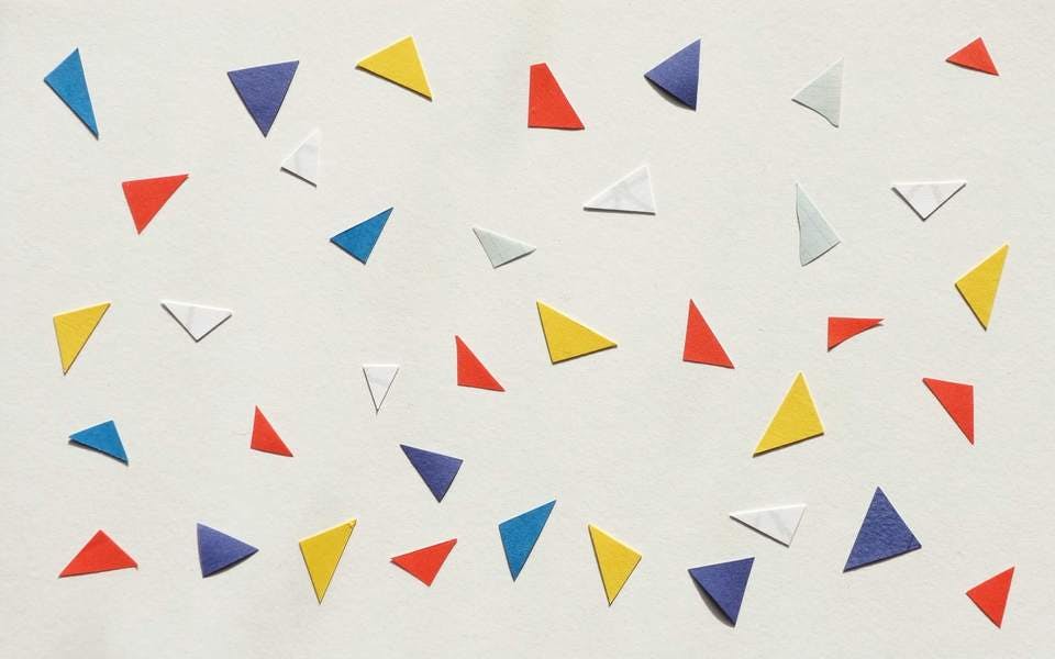 三角に切った色々な種類の折り紙