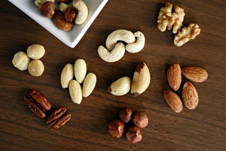 様々な種類のナッツ