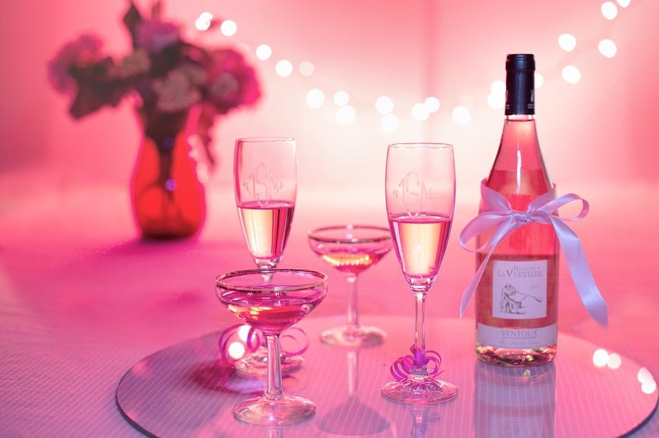 持ち寄りパーティーで人気のピンクのシャンパン