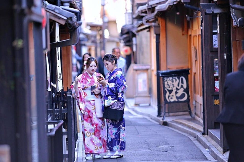 京都旅行を楽しむ女の子