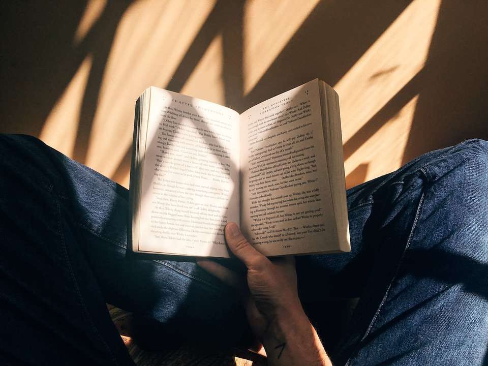 O型あるあるの本を読む人