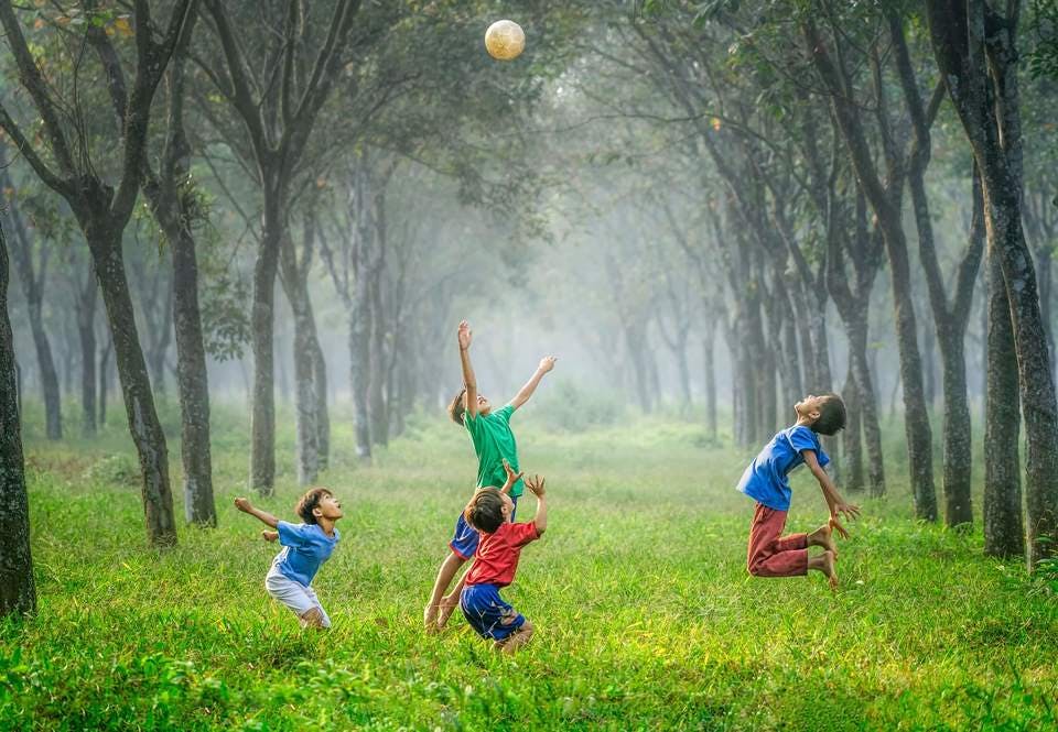 草原の中で遊ぶ子供