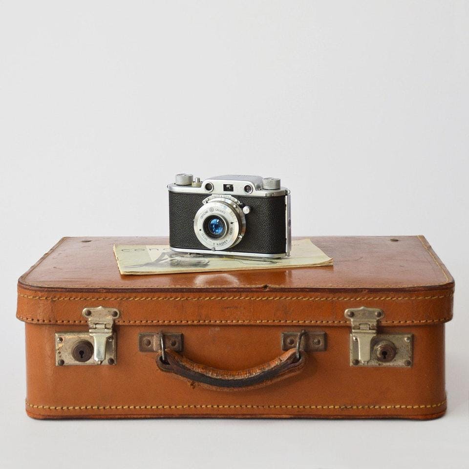 スーツケースとカメラ